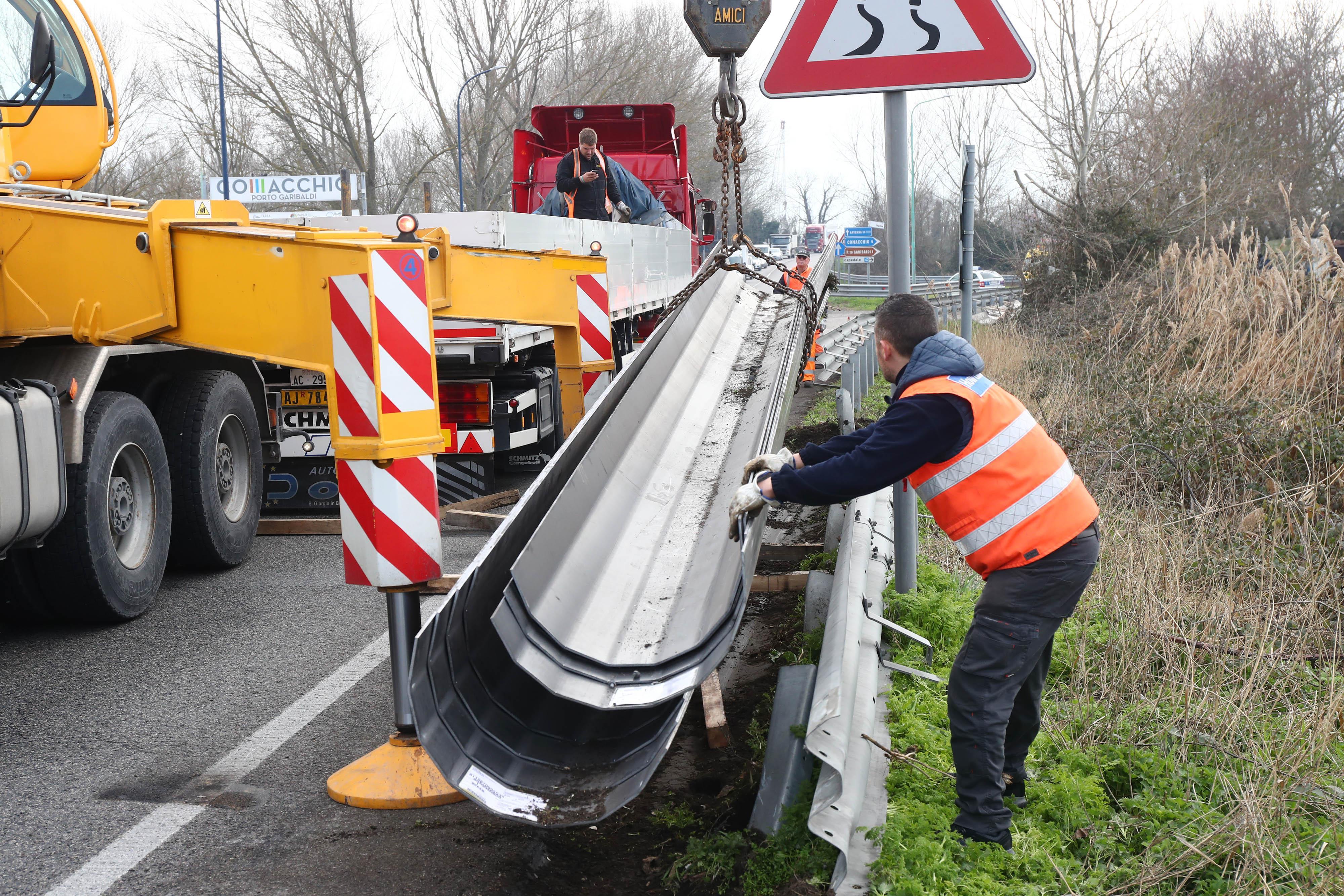 Rimozione delle lastre d'acciaio sulla Romea