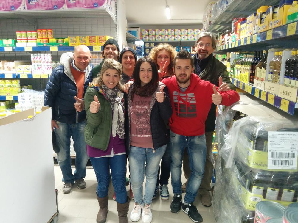 Foto di gruppo nel nuovo discount a Castiglione della Pescaia