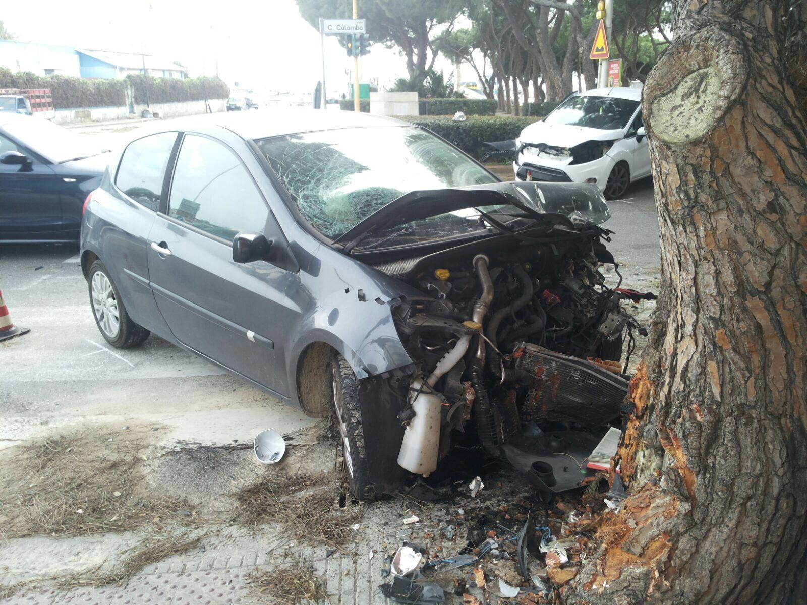 Cagliari, auto contromano si scontra con un'altra vettura: due feriti