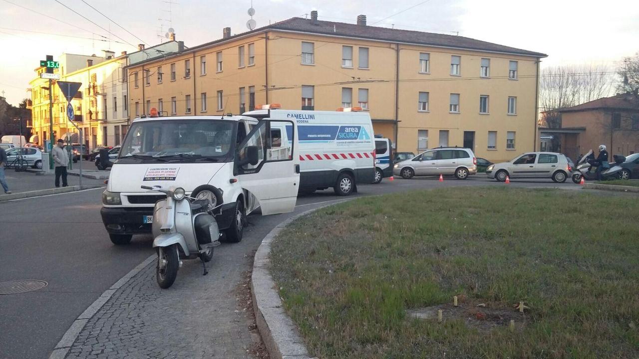 Modena, via Canaletto: scooterista muore travolto dal furgone