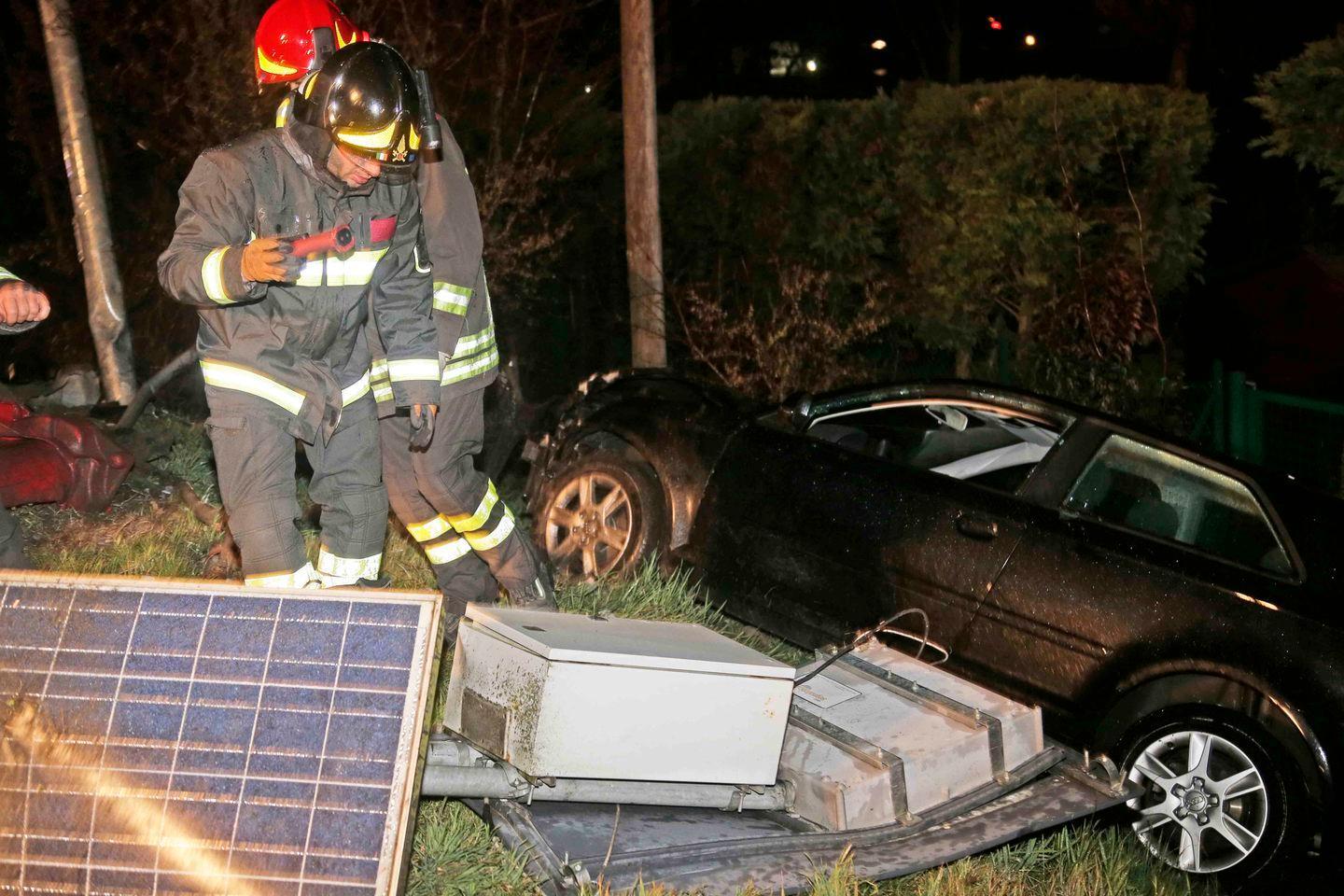 Auto nel fossato in via Teggi