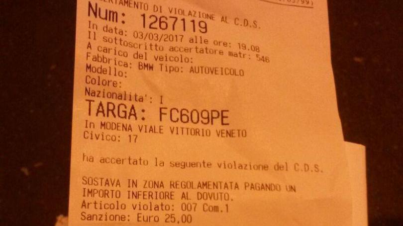 Modena, piano sosta. La beffa di viale Vittorio Veneto: se paghi con la app rischi la multa