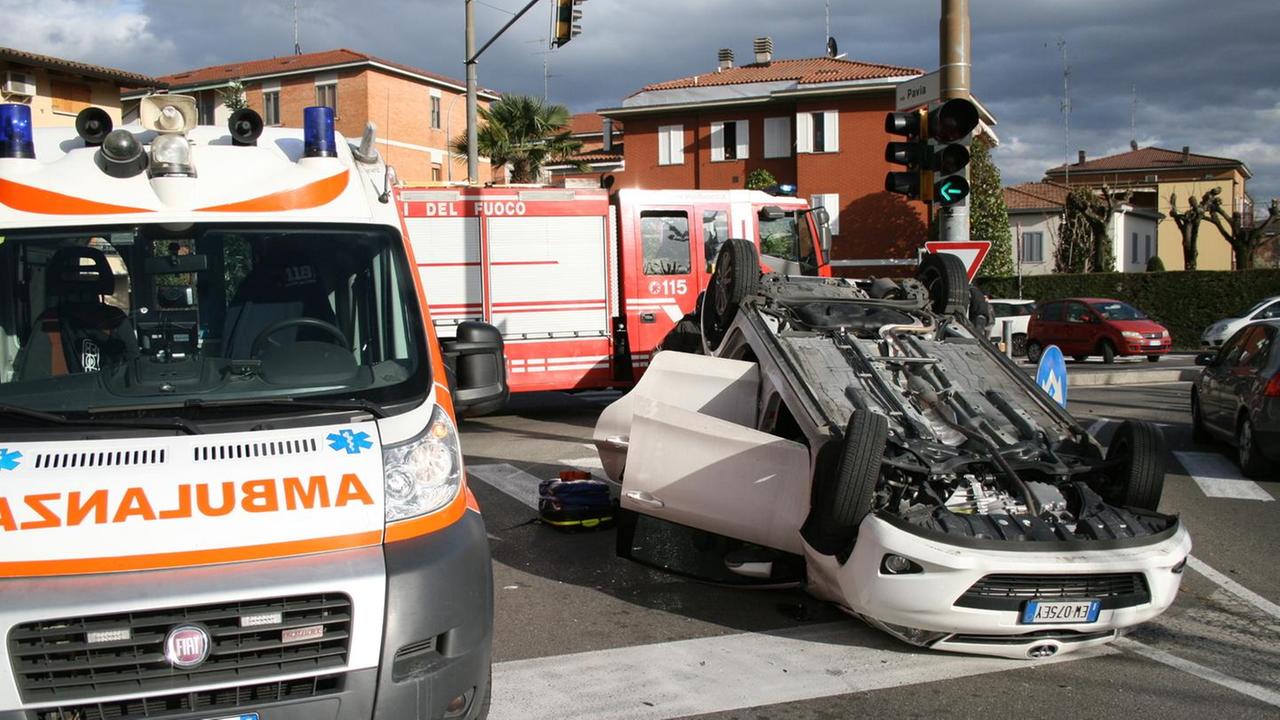 Schianto all’incrocio, auto si ribalta