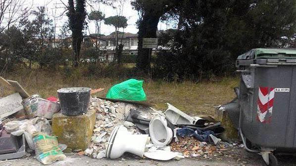 Lidi, allarme rifiuti per le strade