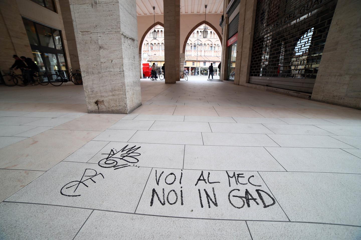 Imbrattata con scritte la nuova pavimentazione