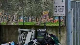 Una montagna di rifiuti cresce davanti all’asilo