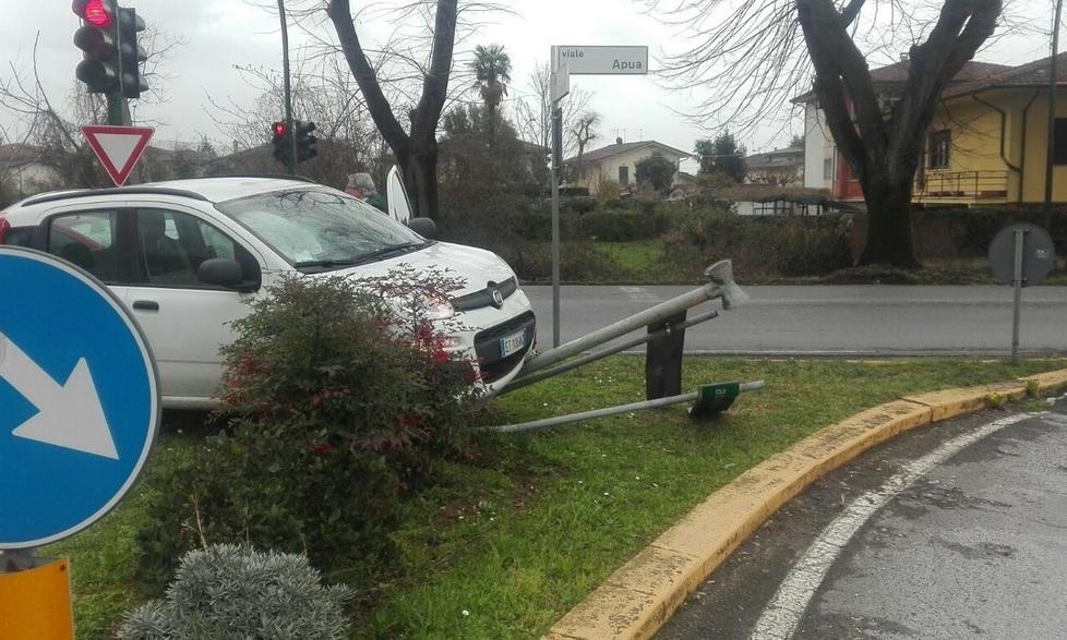 Scontro tra due auto sul viale Apua