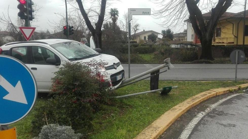 Scontro tra due auto sul viale Apua