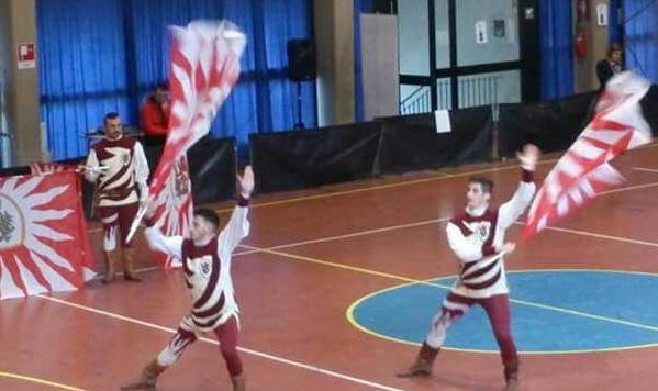 Grande pubblico al torneo di sbandieratori