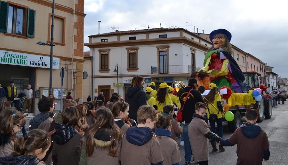 Centinaia di bambini tra giochi e dolci insieme alla “strega”