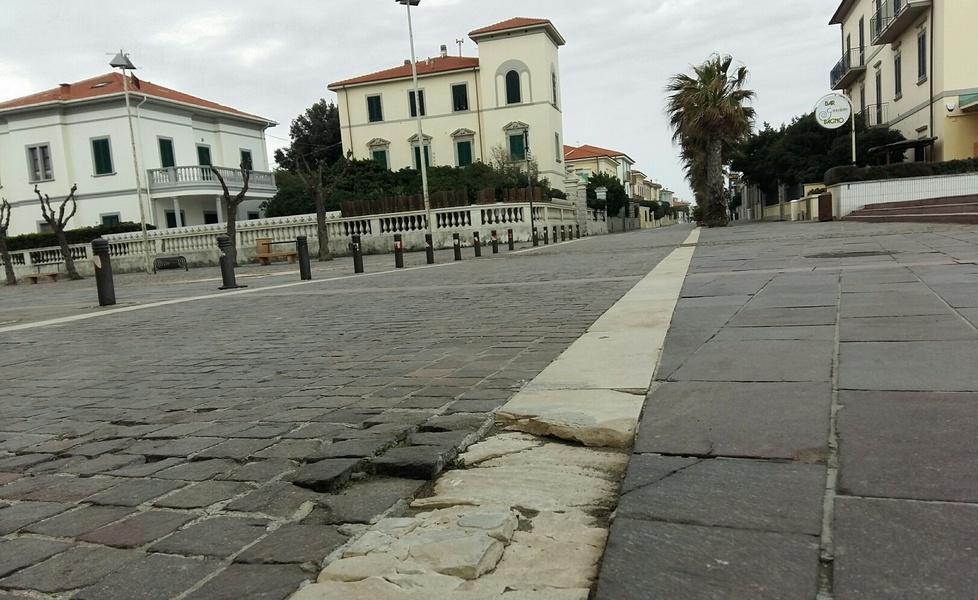 Buche trappola sul viale lavori contro le cadute 