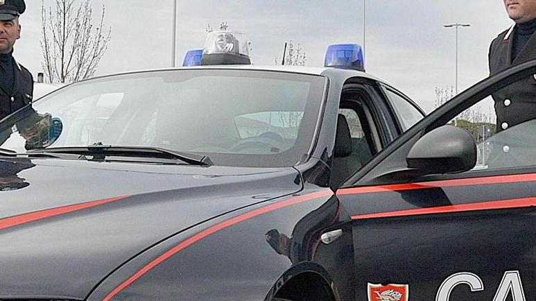 Minaccia vigilante con il bidone dei rifiuti