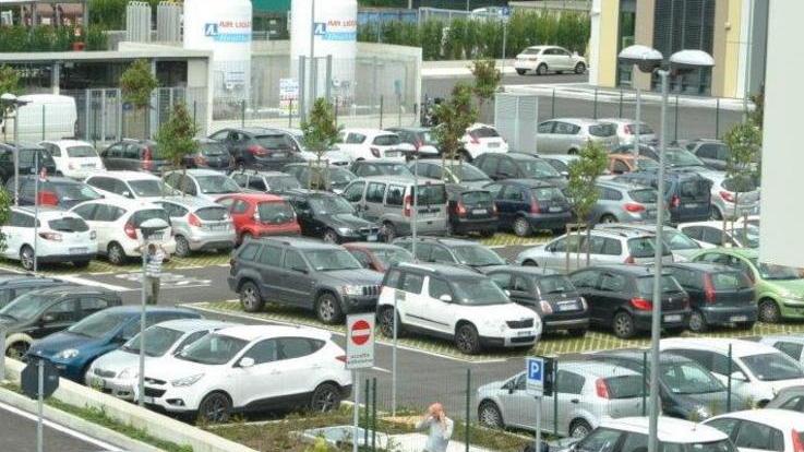 Pochi stalli per i dipendenti code e caos all’ospedale