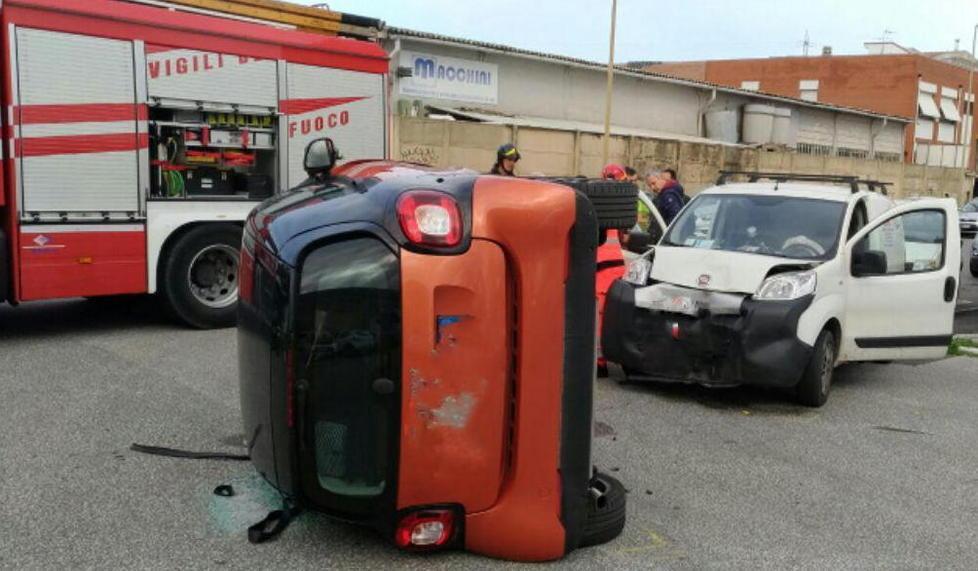 Auto si ribalta in via Nicolodi