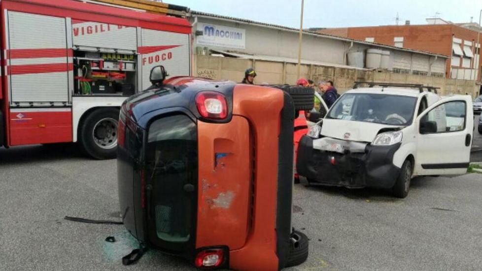 Auto si ribalta in via Nicolodi