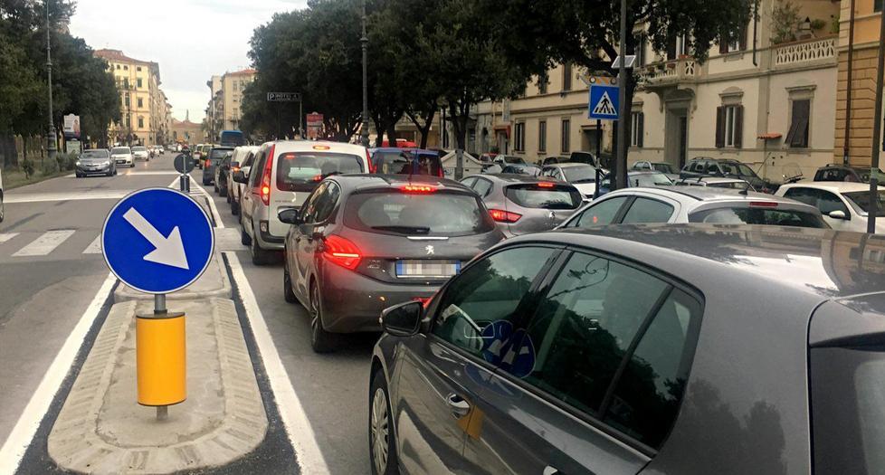 Semafori, cordoli e isole tutti in coda sui viali 