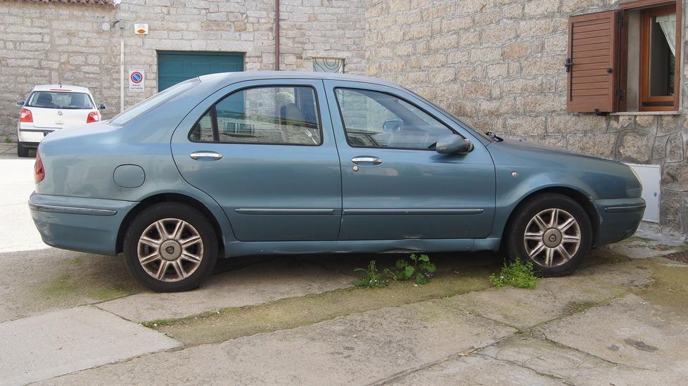 Auto abbandonata, nessuno la sposta