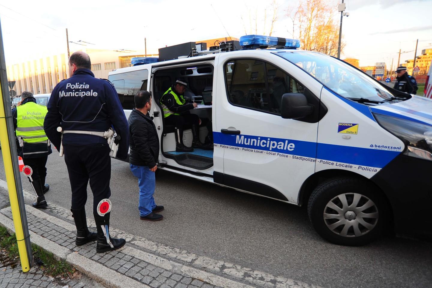 Scooterista muore travolto dal furgone 