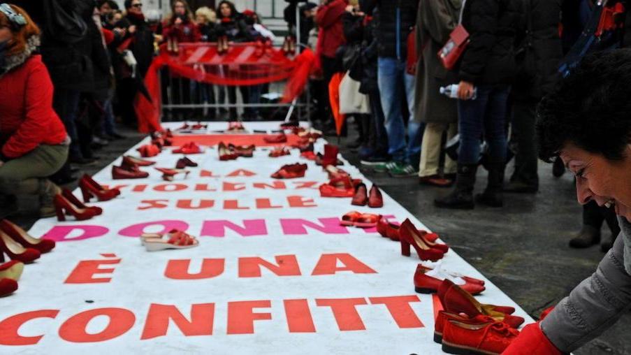 «Se mi lasci ti brucio l’auto». Lei lo fa, lui gliela distrugge