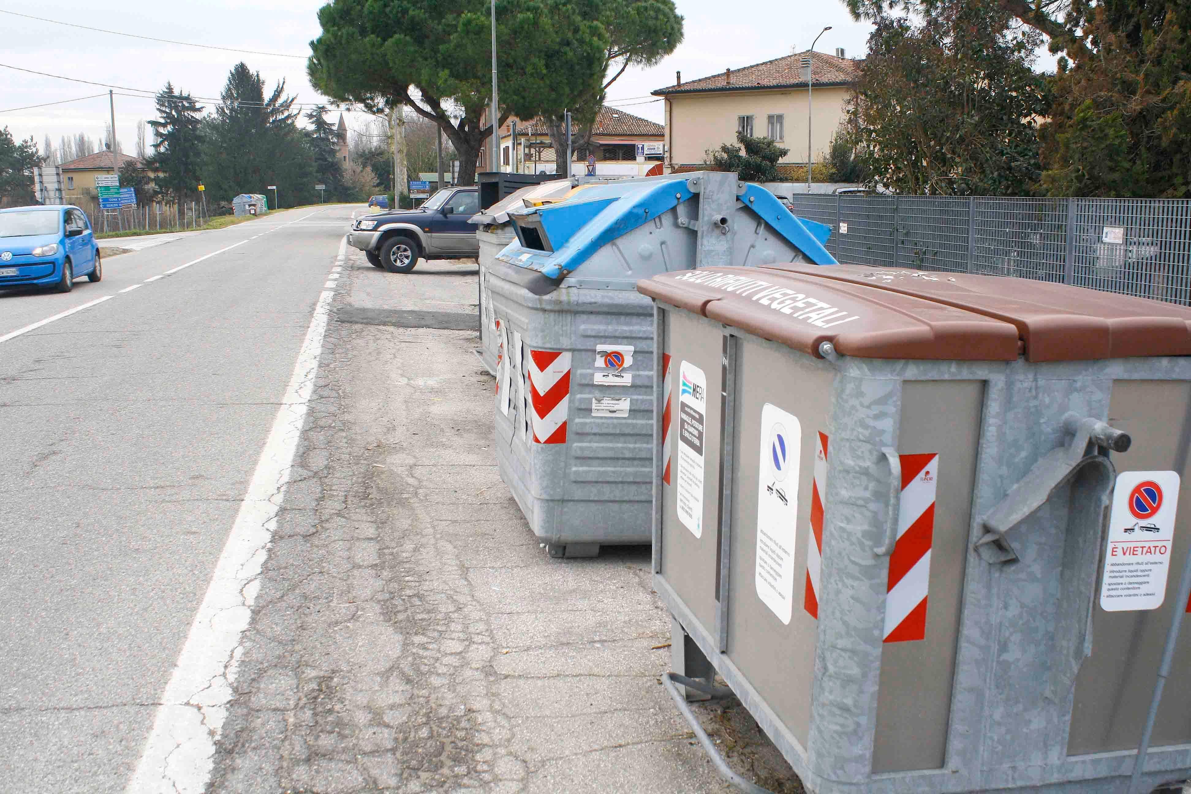 Un'isola ecologica con i cassonetti della raccolta differenziata