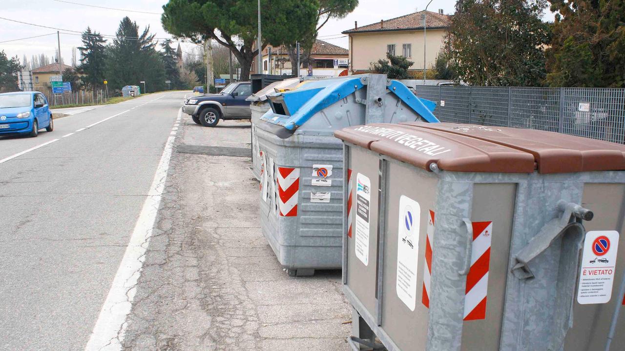 Un'isola ecologica con i cassonetti della raccolta differenziata