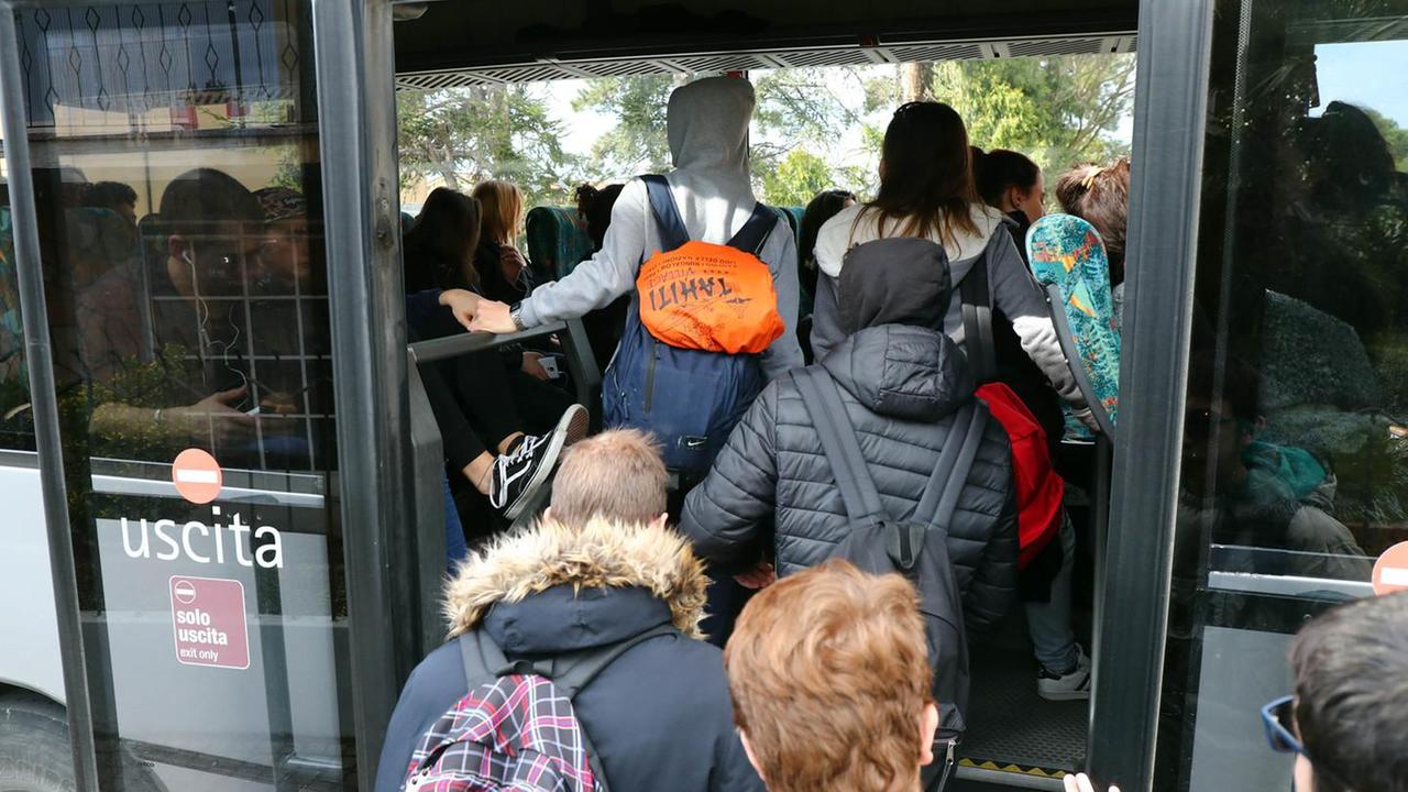 «Noi, stipati sulla corriera». Il racconto degli studenti pendolari