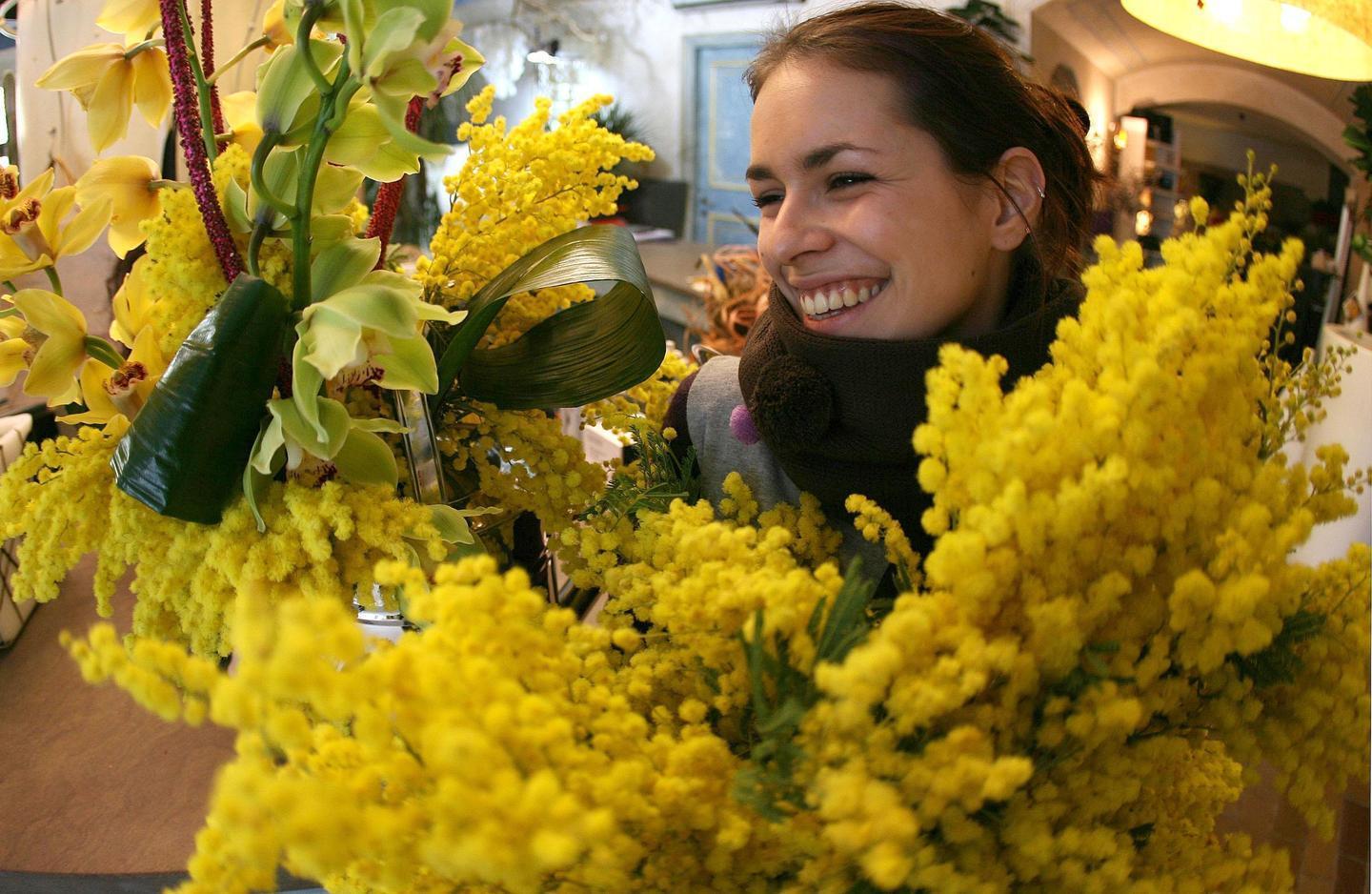 Donne in festa tra mimose, cultura e trasgressione
