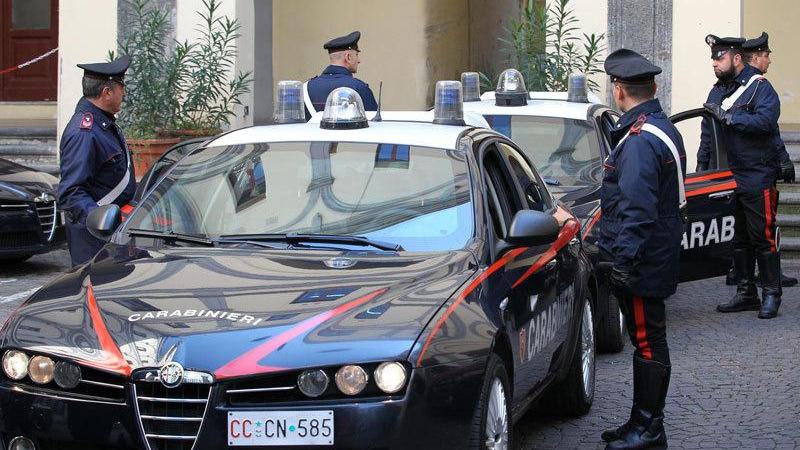Si arrabbia e sale dalla vicina con la pistola in mano: denunciato