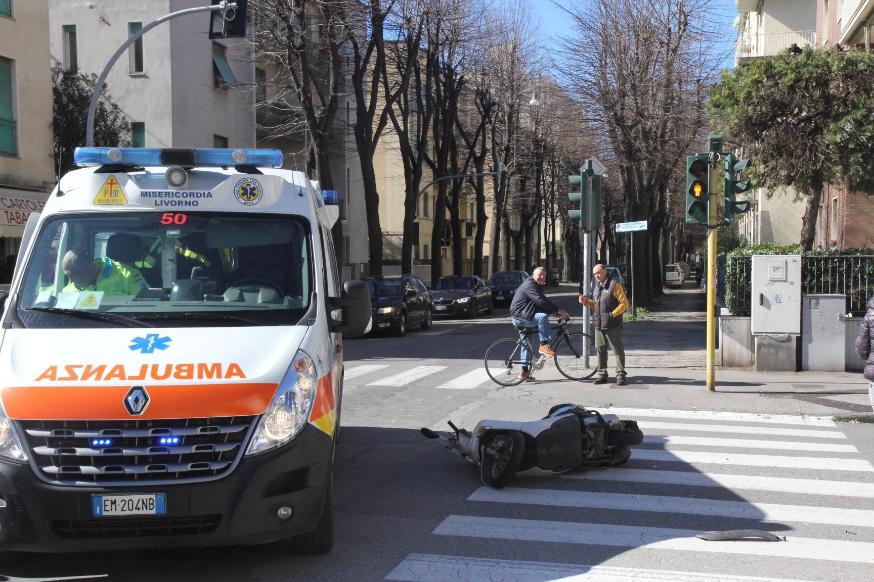 Lo scooter a terra all'incrocio tra viale Mameli e via Redi (Salvini/Pentafoto)