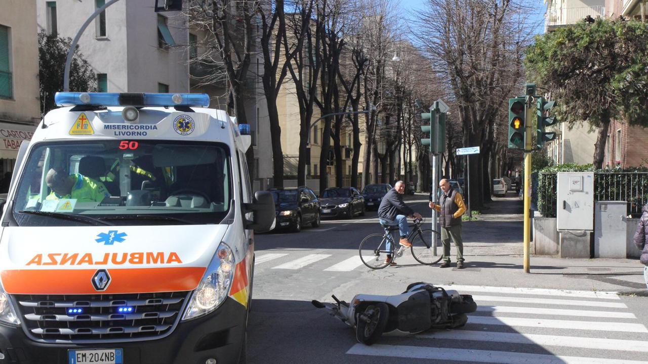 Lo scooter a terra all'incrocio tra viale Mameli e via Redi (Salvini/Pentafoto)