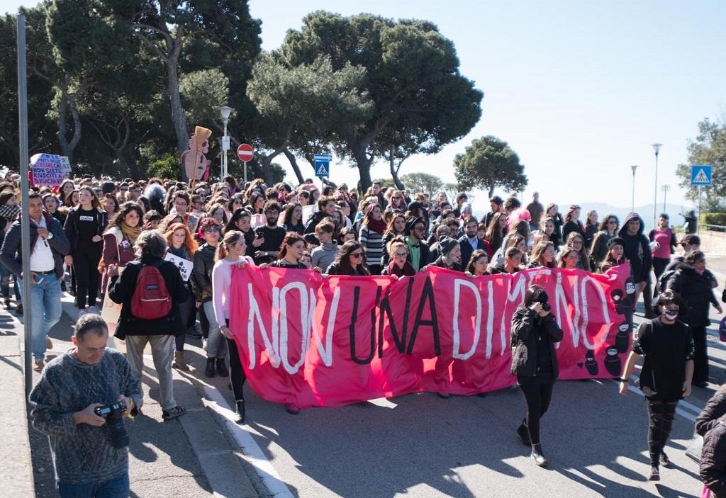 Otto marzo, "Manc'una de mancu": migliaia di donne sarde sfilano a Cagliari