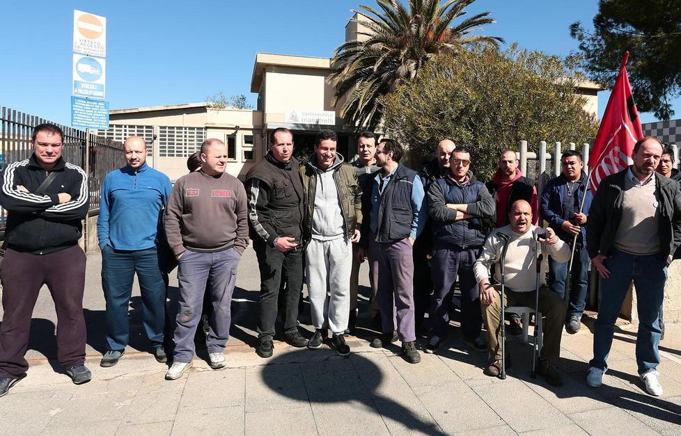 Il presidio dei lavoratori davanti all’azienda di Sovigliana e a destra Salvatore D’Amico della Slc Cgil