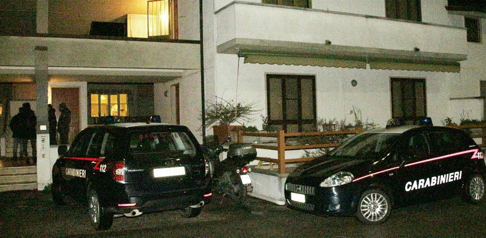 Ha tentato di uccidere il padre con la mannaia e il coltello 