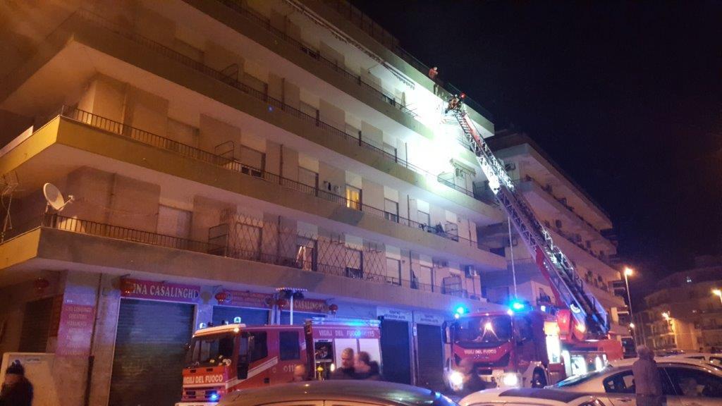 I vigili del fuoco all'opera in via dei Colombi a Cagliari (foto Onnis)