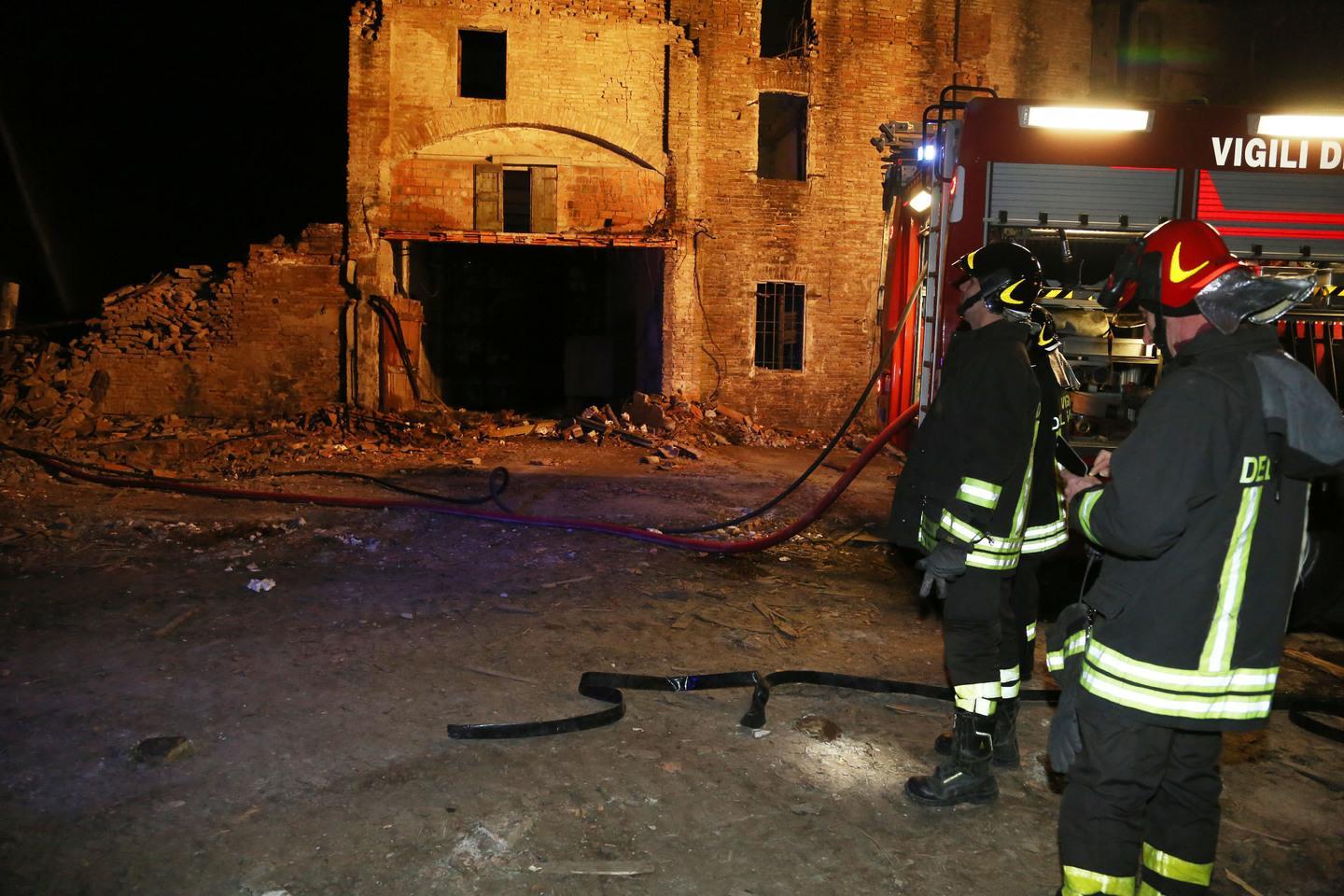 Incendio distrugge un casolare diroccato vicino a Lentigione 