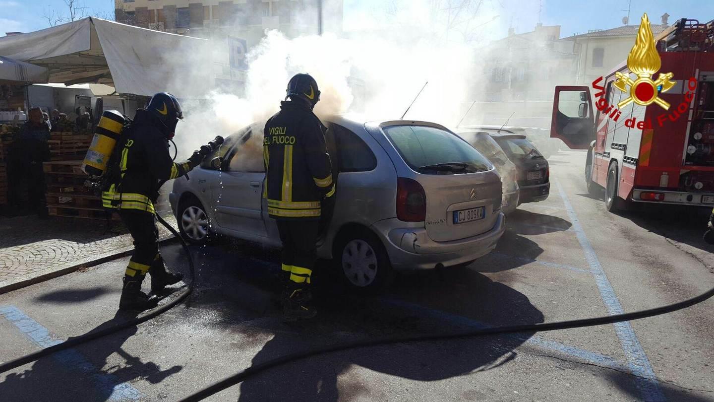 Auto in fiamme vicino al mercato 