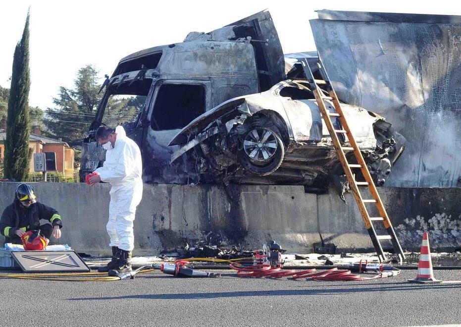 Morì nell’auto in fiamme ma non ci sono colpevoli