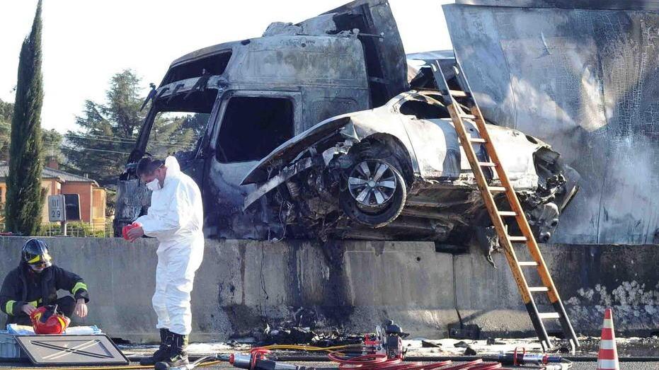 Morì nell’auto in fiamme ma non ci sono colpevoli