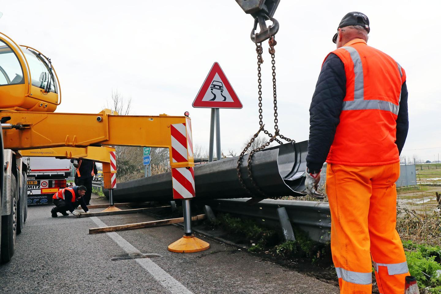 Camion perde il carico Lastre di ferro sulla strada 