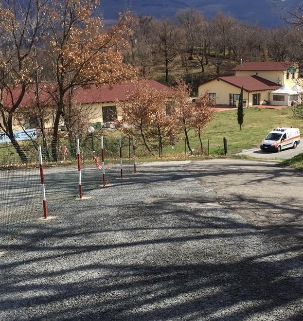 Strada privata chiusa, caos alle Pergole 