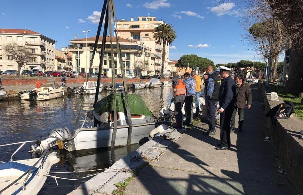 Recuperata una barca affondata nel Burlamacca