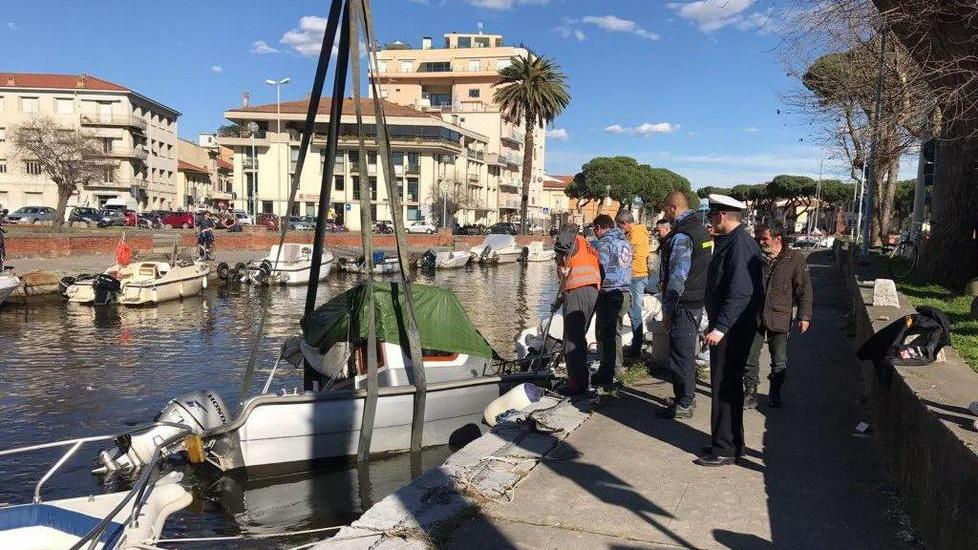 Recuperata una barca affondata nel Burlamacca