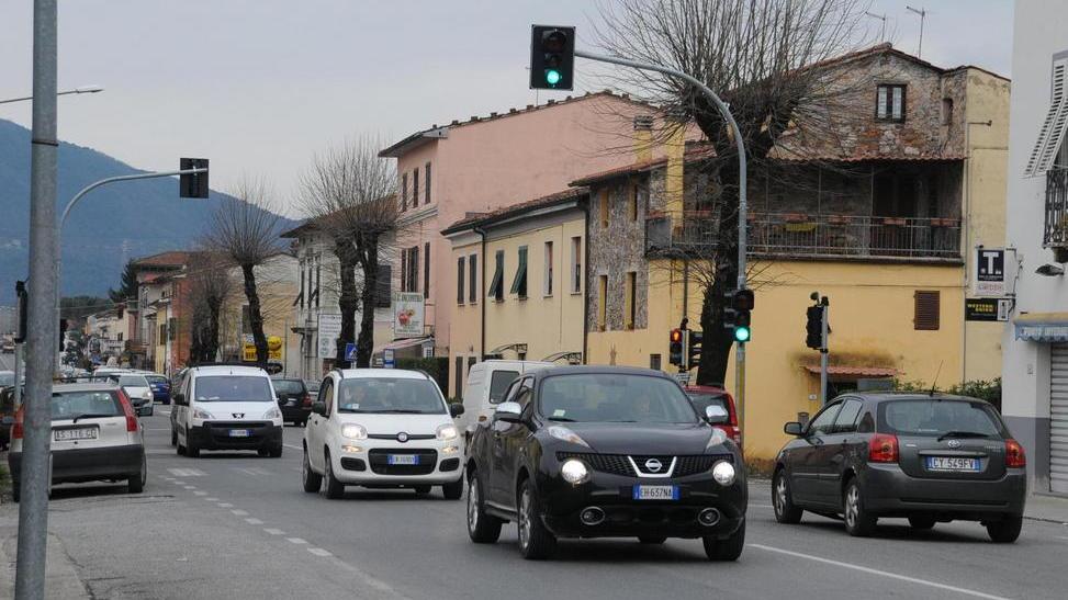 Ubriachi prendono a calci le auto