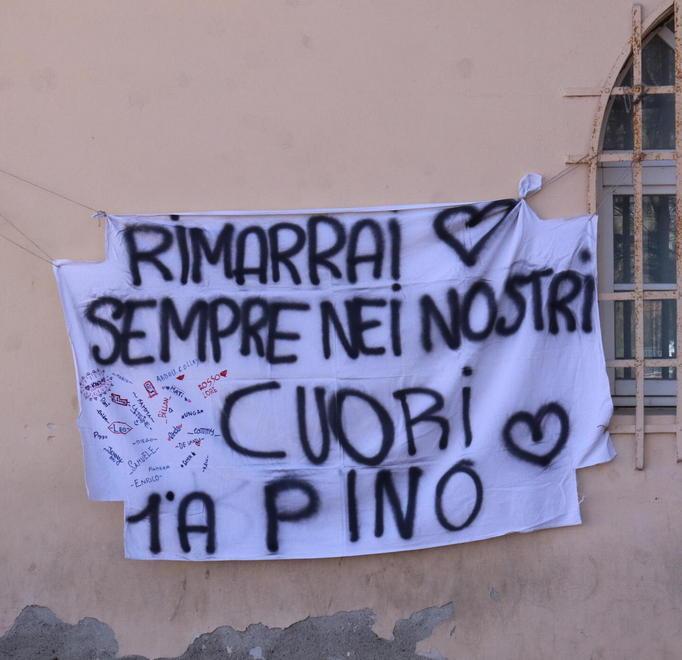«Pino per sempre nei nostri cuori» Striscione a scuola