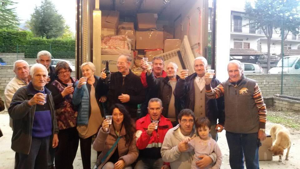 I volontari protagonisti della vicenda con alcuni cittadini di Amatrice