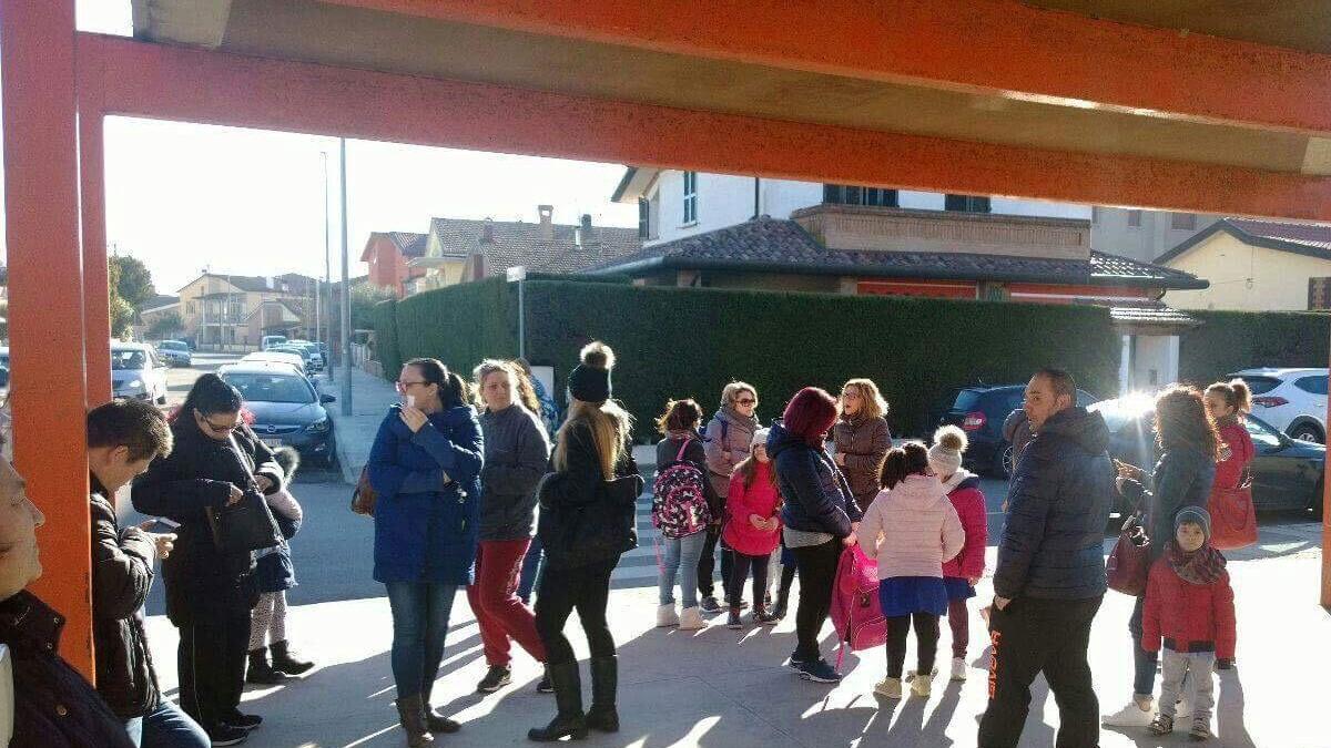 Le elementari al freddo e i genitori non lo sanno