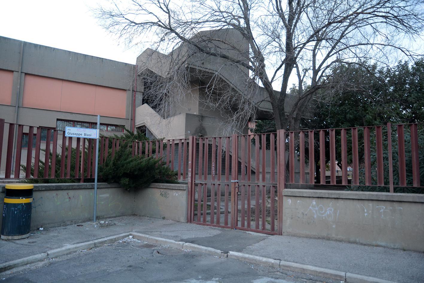 L'esterno del locale di via Costa