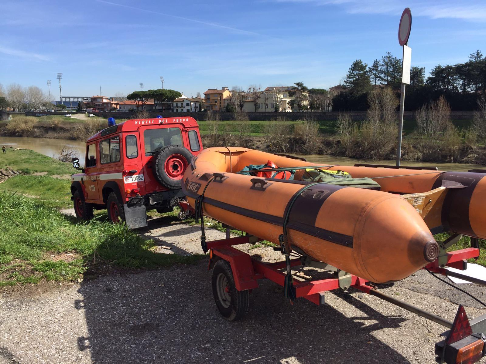 I sommozzatori sull'argine dellArno (foto agenzia Carlo Sestini)