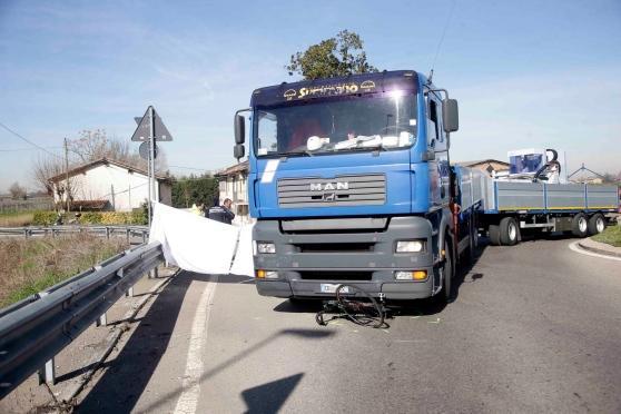 Carpigiano travolto e ucciso da un camion ad una rotonda