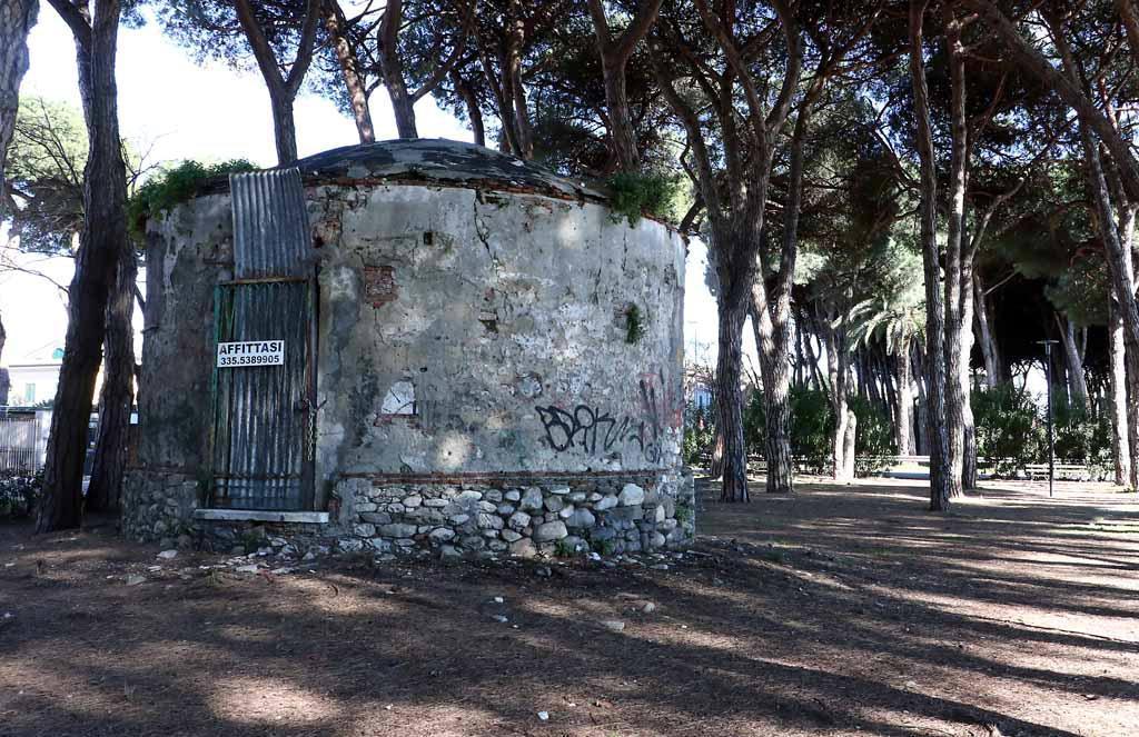 L'edificio della pineta Gariobaldi a Marina di Carrara